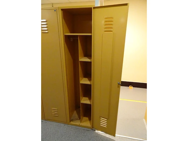 Partij diverese gele metalen lockers - afbeelding 4 van  5