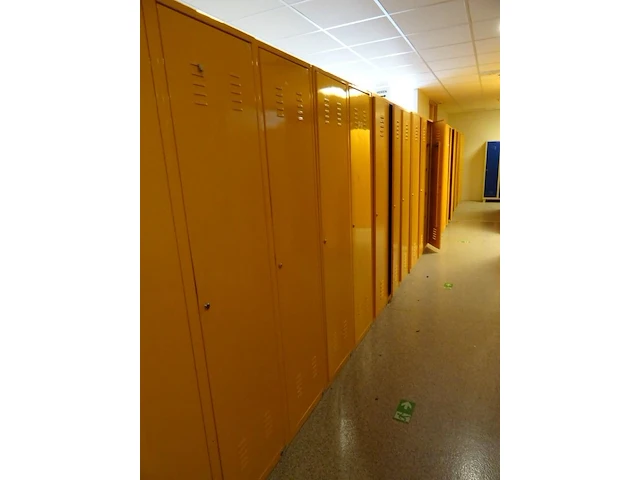 Partij diverese gele metalen lockers - afbeelding 1 van  5