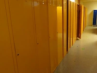 Partij diverese gele metalen lockers - afbeelding 1 van  5