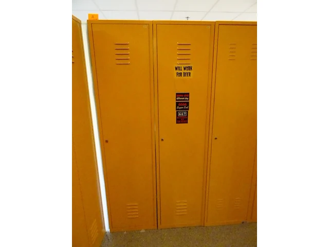 Partij diverese gele metalen lockers - afbeelding 2 van  5