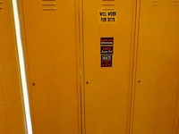 Partij diverese gele metalen lockers - afbeelding 2 van  5