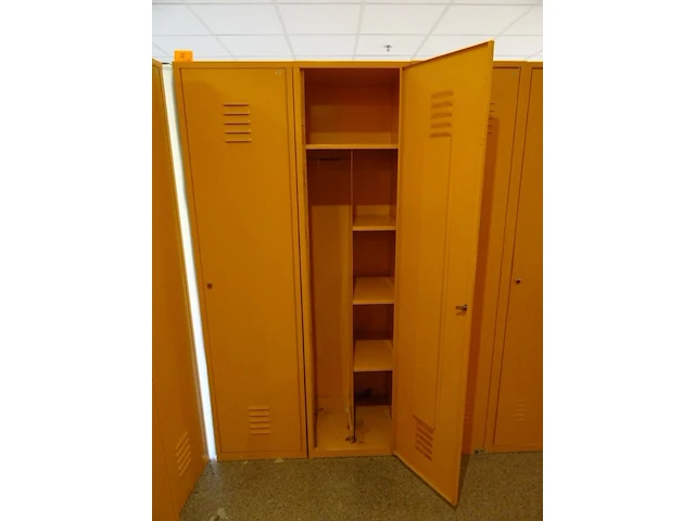 Partij diverese gele metalen lockers - afbeelding 3 van  5