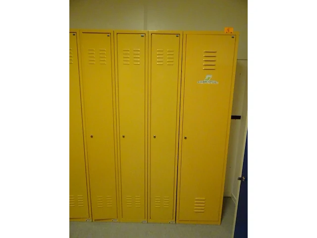 Partij diverese gele metalen lockers - afbeelding 4 van  5
