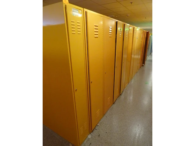 Partij diverese gele metalen lockers - afbeelding 1 van  5