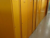 Partij diverese gele metalen lockers - afbeelding 1 van  5