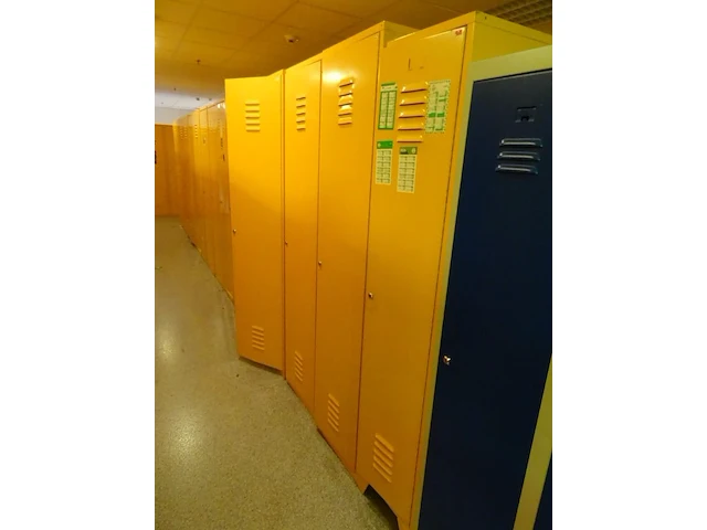 Partij diverese gele metalen lockers - afbeelding 3 van  5
