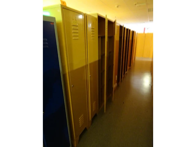 Partij diverese gele metalen lockers - afbeelding 1 van  4