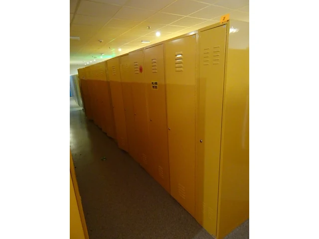 Partij diverese gele metalen lockers - afbeelding 2 van  4
