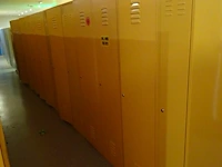 Partij diverese gele metalen lockers - afbeelding 2 van  4