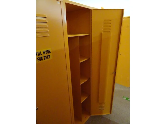 Partij diverese gele metalen lockers - afbeelding 3 van  4