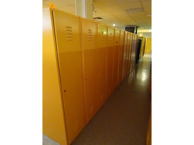 Partij diverese gele metalen lockers - afbeelding 1 van  3