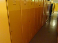 Partij diverese gele metalen lockers - afbeelding 1 van  3