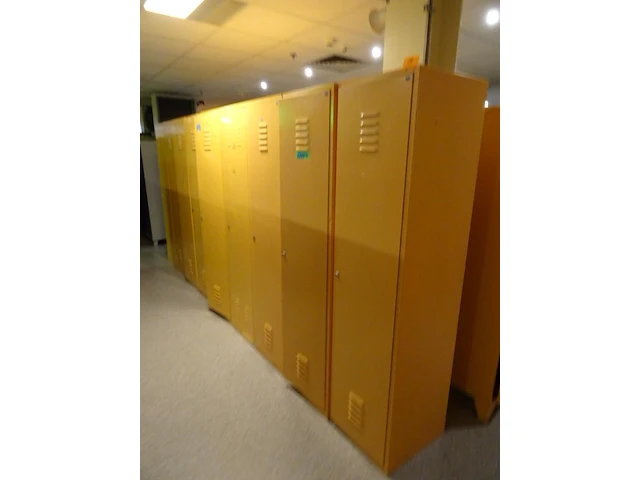 Partij diverese gele metalen lockers - afbeelding 3 van  3