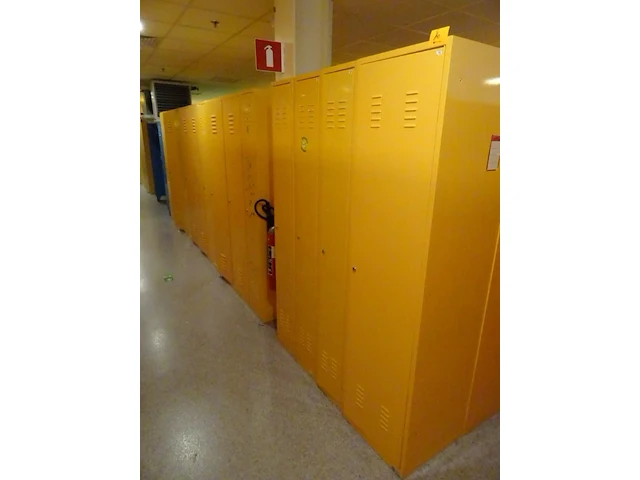 Partij diverese gele metalen lockers - afbeelding 1 van  4