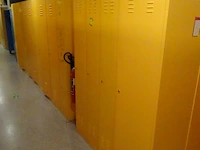 Partij diverese gele metalen lockers - afbeelding 1 van  4