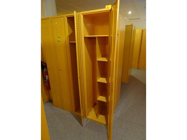 Partij diverese gele metalen lockers - afbeelding 2 van  4