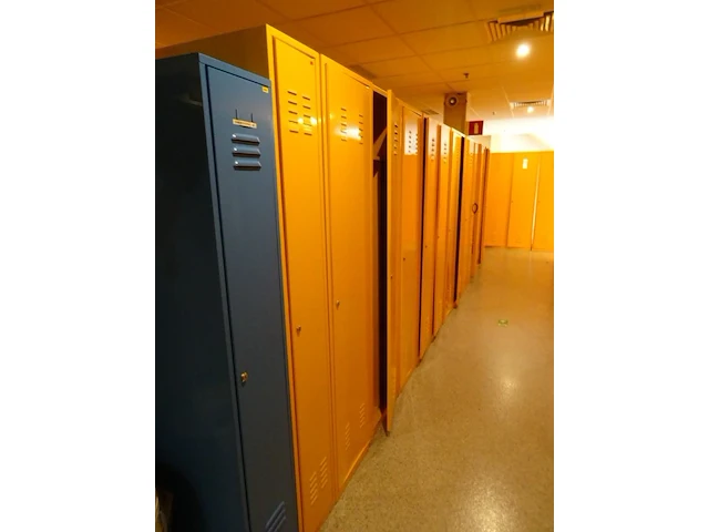 Partij diverese gele metalen lockers - afbeelding 3 van  4