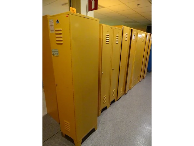 Partij diverese gele metalen lockers - afbeelding 4 van  4