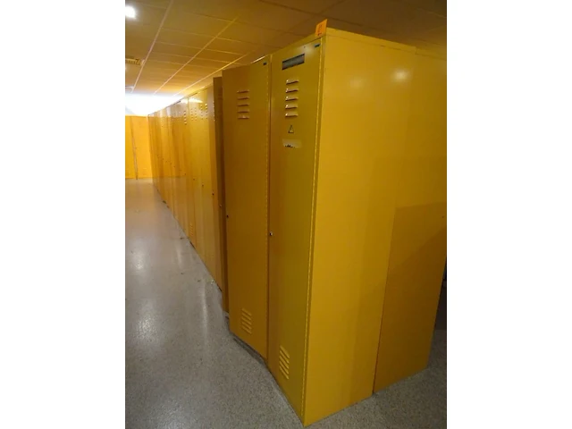 Partij diverese gele metalen lockers - afbeelding 1 van  3