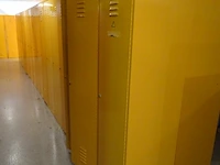 Partij diverese gele metalen lockers - afbeelding 1 van  3