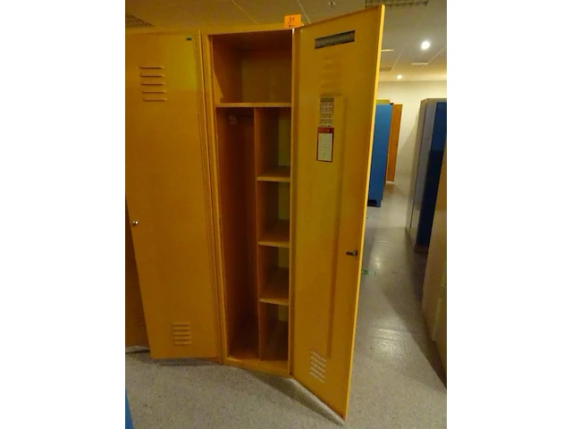 Partij diverese gele metalen lockers - afbeelding 2 van  3