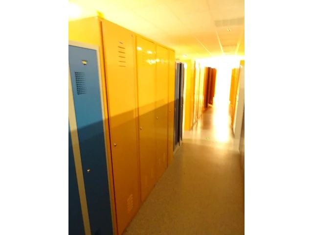 Partij diverese gele metalen lockers - afbeelding 1 van  5