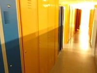 Partij diverese gele metalen lockers - afbeelding 1 van  5
