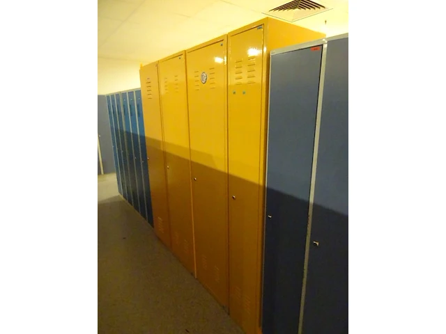 Partij diverese gele metalen lockers - afbeelding 2 van  5