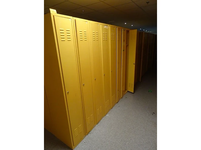 Partij diverese gele metalen lockers - afbeelding 1 van  4