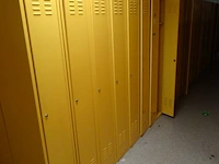Partij diverese gele metalen lockers - afbeelding 1 van  4
