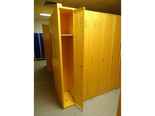 Partij diverese gele metalen lockers - afbeelding 2 van  4