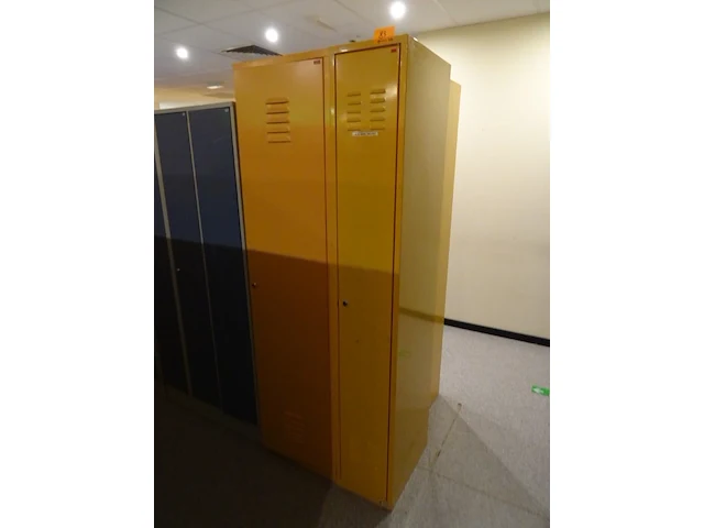 Partij diverese gele metalen lockers - afbeelding 3 van  4