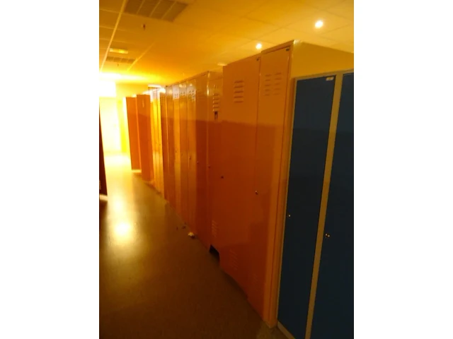 Partij diverese gele metalen lockers - afbeelding 4 van  4