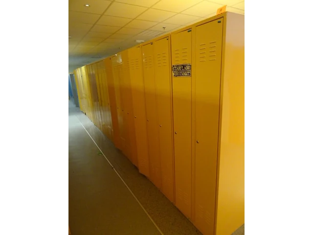 Partij diverese gele metalen lockers - afbeelding 1 van  5