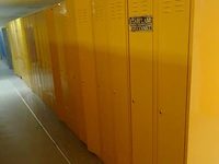 Partij diverese gele metalen lockers - afbeelding 1 van  5