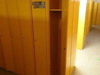 Partij diverese gele metalen lockers - afbeelding 2 van  5