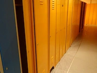 Partij diverese gele metalen lockers - afbeelding 3 van  5