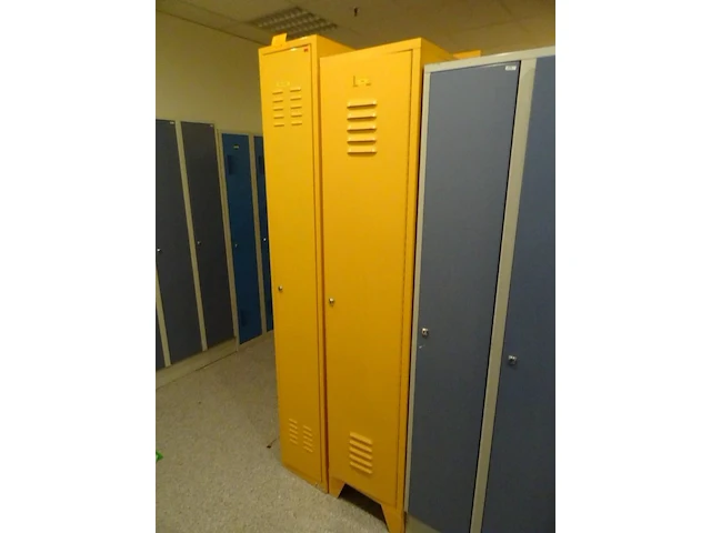 Partij diverese gele metalen lockers - afbeelding 4 van  5