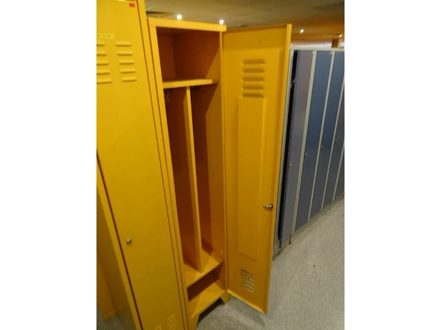 Partij diverese gele metalen lockers - afbeelding 5 van  5