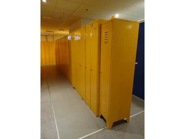 Partij diverese gele metalen lockers - afbeelding 1 van  3