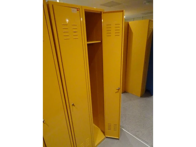 Partij diverese gele metalen lockers - afbeelding 2 van  3