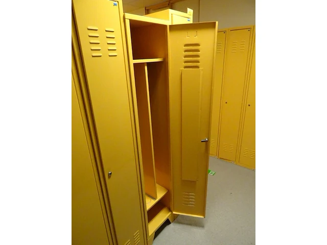 Partij diverese gele metalen lockers - afbeelding 2 van  3