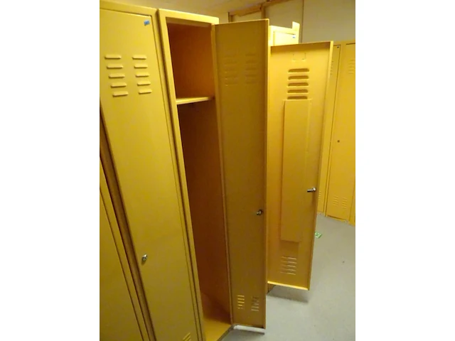 Partij diverese gele metalen lockers - afbeelding 3 van  3