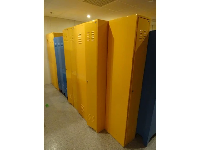 Partij diverese gele metalen lockers - afbeelding 1 van  6