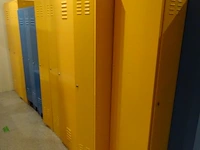 Partij diverese gele metalen lockers - afbeelding 1 van  6