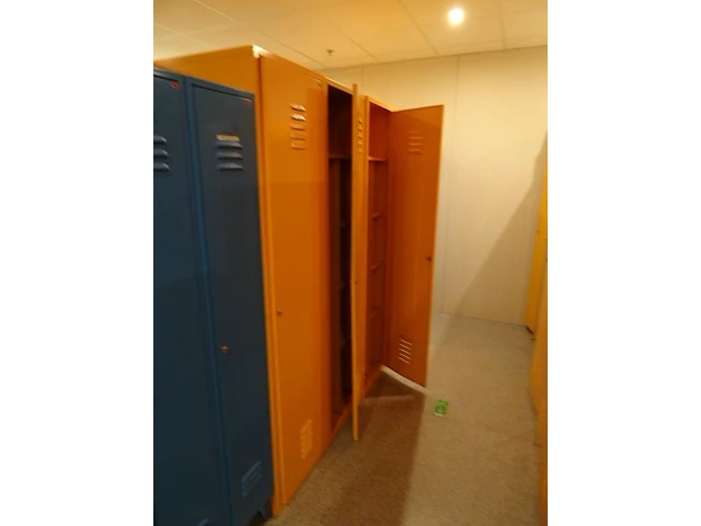 Partij diverese gele metalen lockers - afbeelding 2 van  6