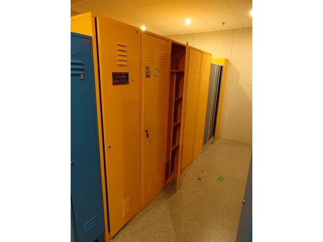Partij diverese gele metalen lockers - afbeelding 4 van  6