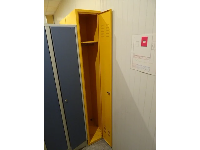 Partij diverese gele metalen lockers - afbeelding 6 van  6