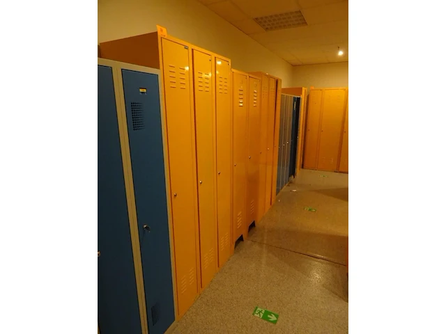 Partij diverese gele metalen lockers - afbeelding 1 van  4
