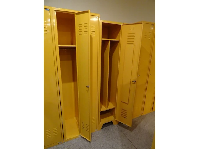 Partij diverese gele metalen lockers - afbeelding 2 van  4